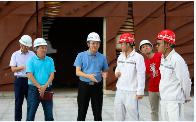 歡迎三沙市市委常委，市長鄧忠蒞臨我司承接的三沙廣場項(xiàng)目，三沙文體館項(xiàng)目現(xiàn)場調(diào)研并指導(dǎo)